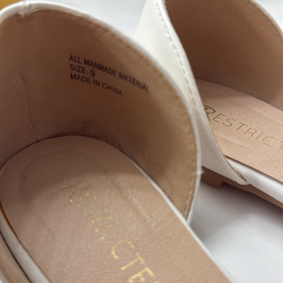 Restricted white and silver pointy flats - Picture 5 of 7